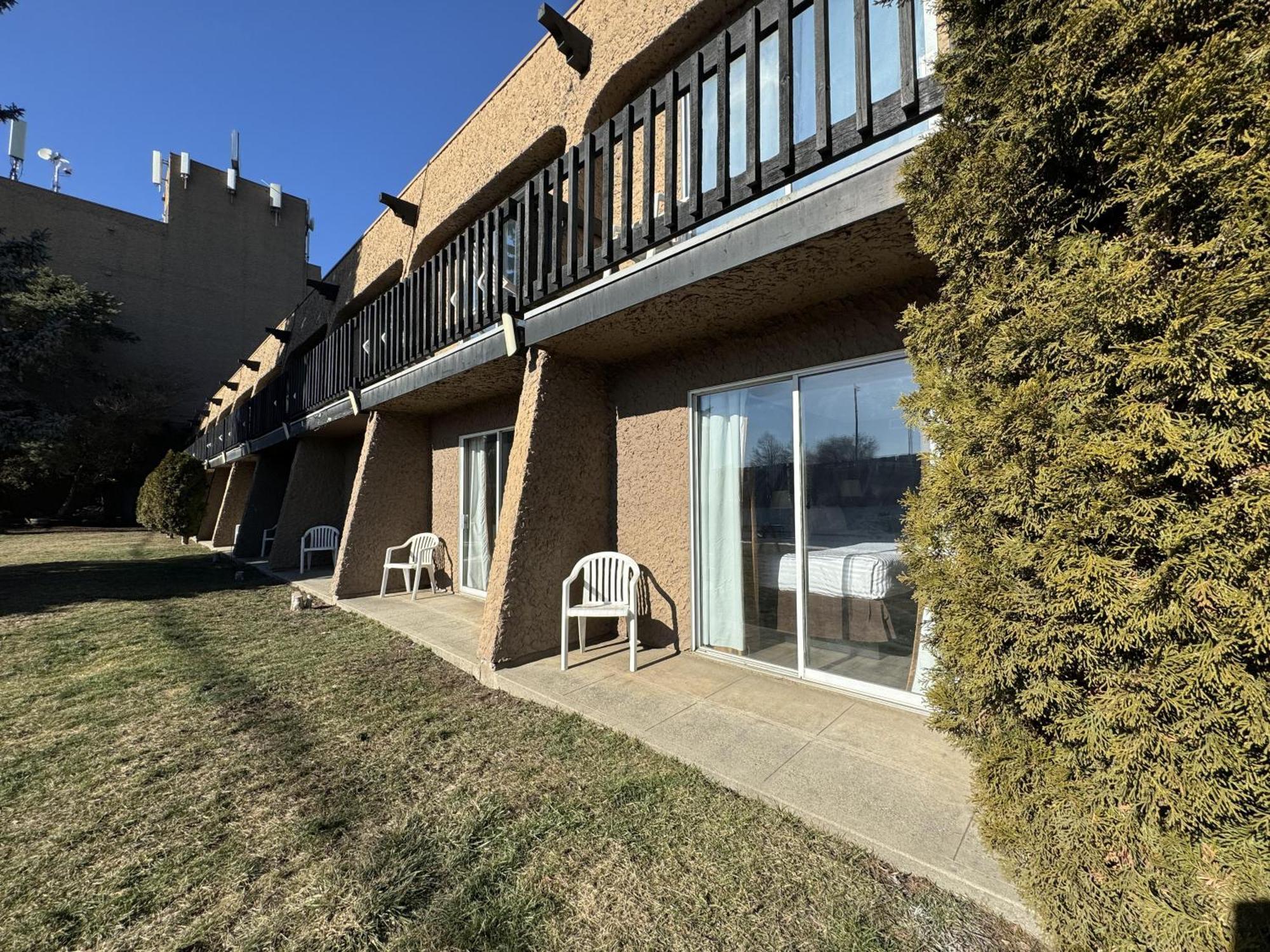 Divya Sutra Plaza And Conference Centre, Vernon, Bc Hotel Exterior photo