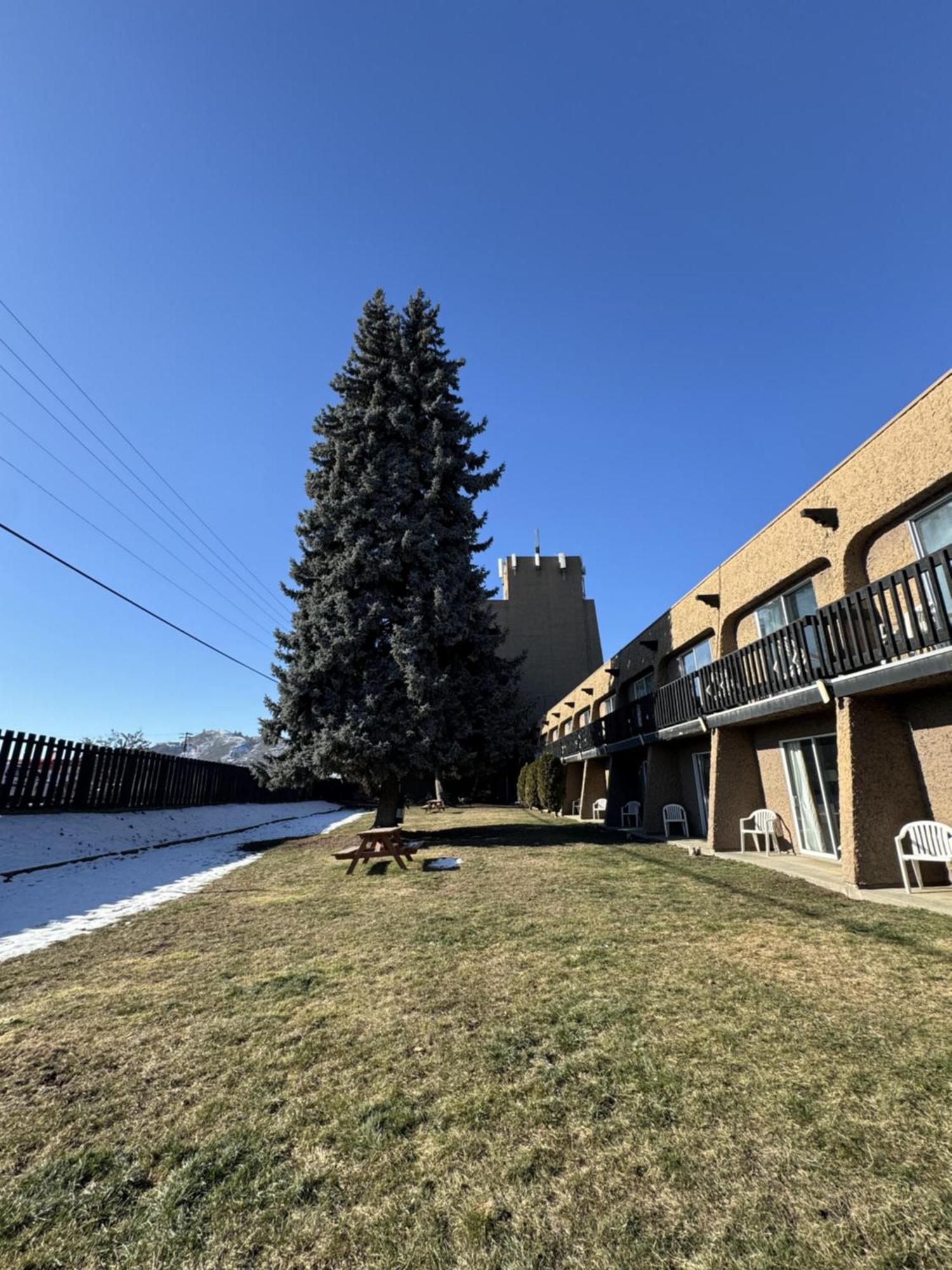 Divya Sutra Plaza And Conference Centre, Vernon, Bc Hotel Exterior photo